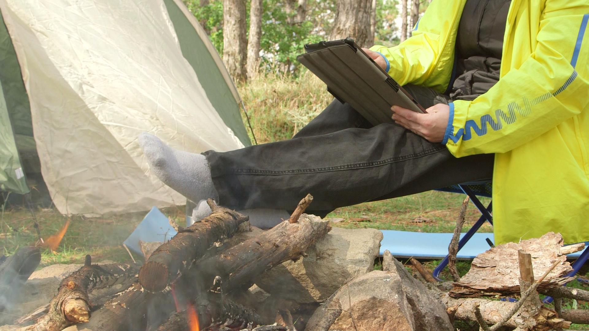 shutterstock_v5580743_Campfire_tablet